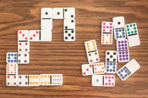 Set x2 Juego de mesa dominó de veintiocho piezas para reuniones familiares - estimula el pensamiento lógico y la concentración en cada partida