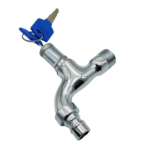 Grifo de agua antirrobo de latón cromado con cerradura superior y dos llaves azules conectadas por un anillo metálico.