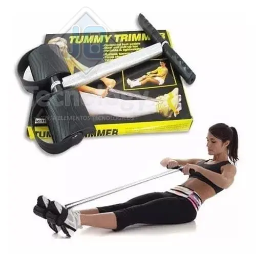 Tummy Trimmer con barra plateada, pedales y manija negros sobre su empaque, junto a una mujer usándolo para realizar ejercicios abdominales.