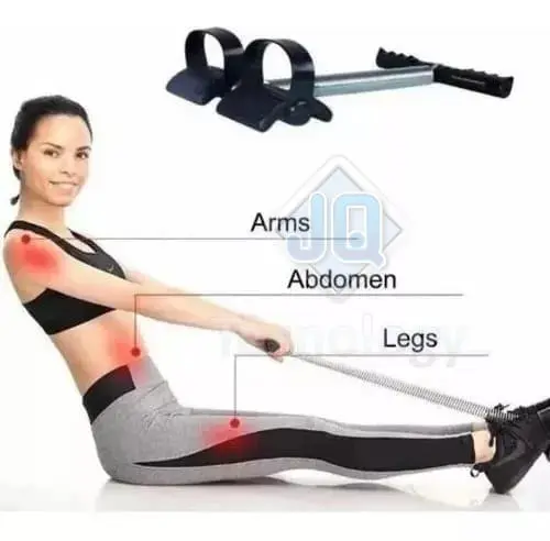 Mujer sentada en el suelo tonificando brazos y abdomen con un ejercitador de resorte metálico negro sujeto a sus pies con bandas plásticas.