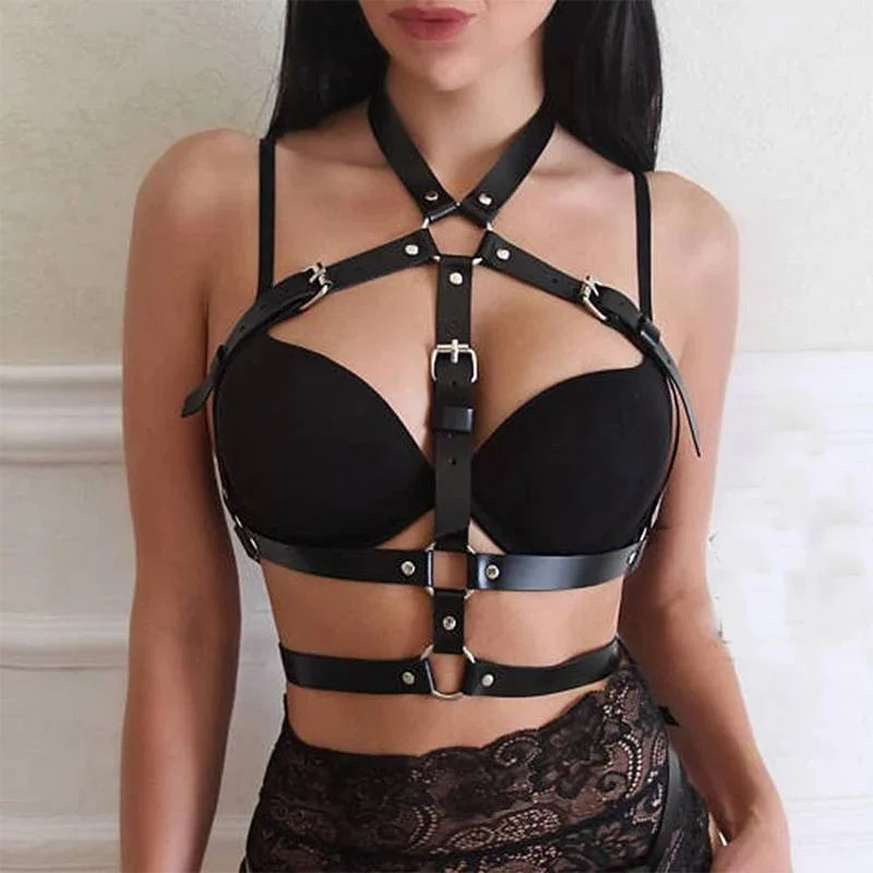 Arnés Moon de cuero sintético negro ajustable con hebillas plateadas y cuello halter, usado sobre top negro en plano frontal.