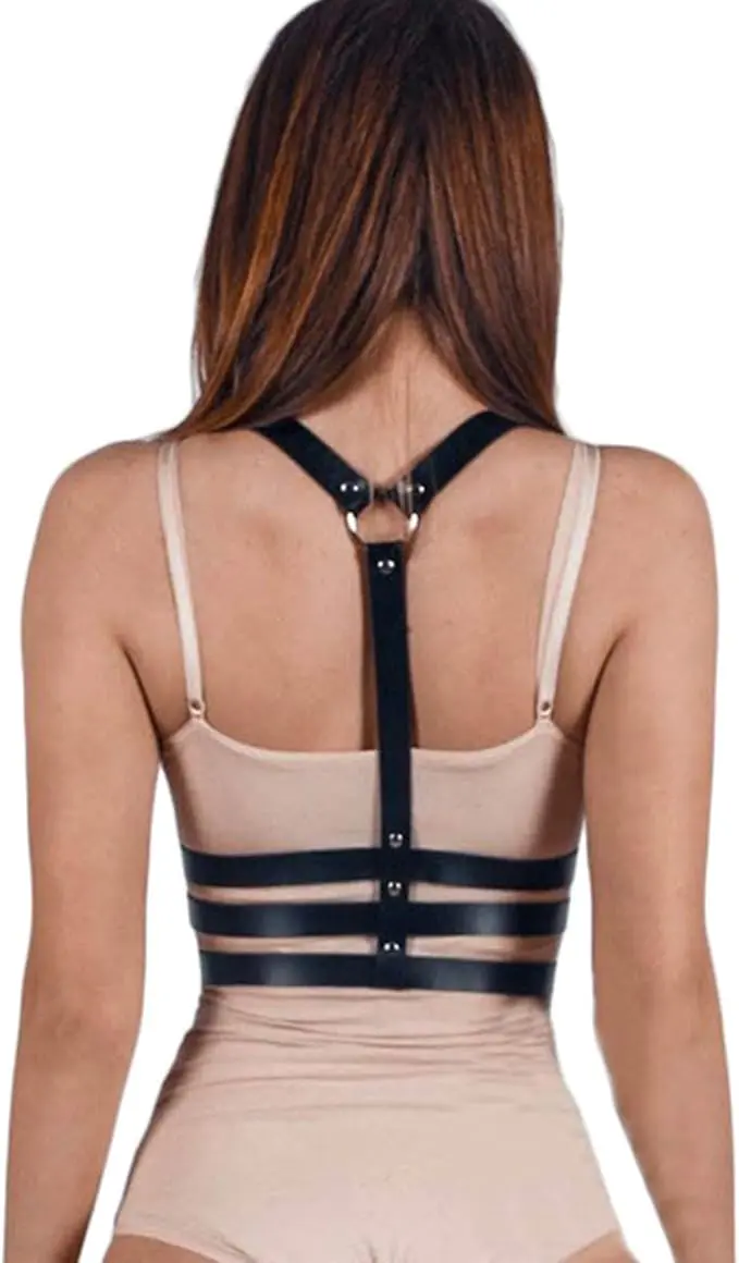 Arnés de cuero sintético negro estilo prison con anillos metálicos, correas ajustables para la espalda y tres bandas horizontales sobre top beige.