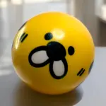 Balón infantil amarillo con diseño de dinosaurio impreso y detalles negros, ideal para fomentar la actividad física y la coordinación motriz.