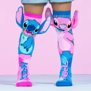Set de dos medias altas infantiles, una rosa con Stitch y otra azul con Ángel, ambas con orejas de peluche 3D.
