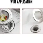 Dos coladores de acero inoxidable para desagüe en uso, uno atrapando residuos de comida en lavaplatos y otro con restos de cabello en lavamanos.