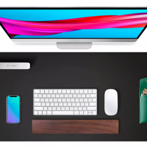 Tapete de escritorio negro de 90x40 cm con teclado, ratón, soporte de madera, estuche verde y monitor encima.