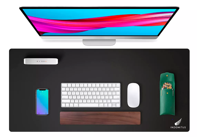 Tapete de escritorio negro de 90x40 cm con teclado, ratón, soporte de madera, estuche verde y monitor encima.