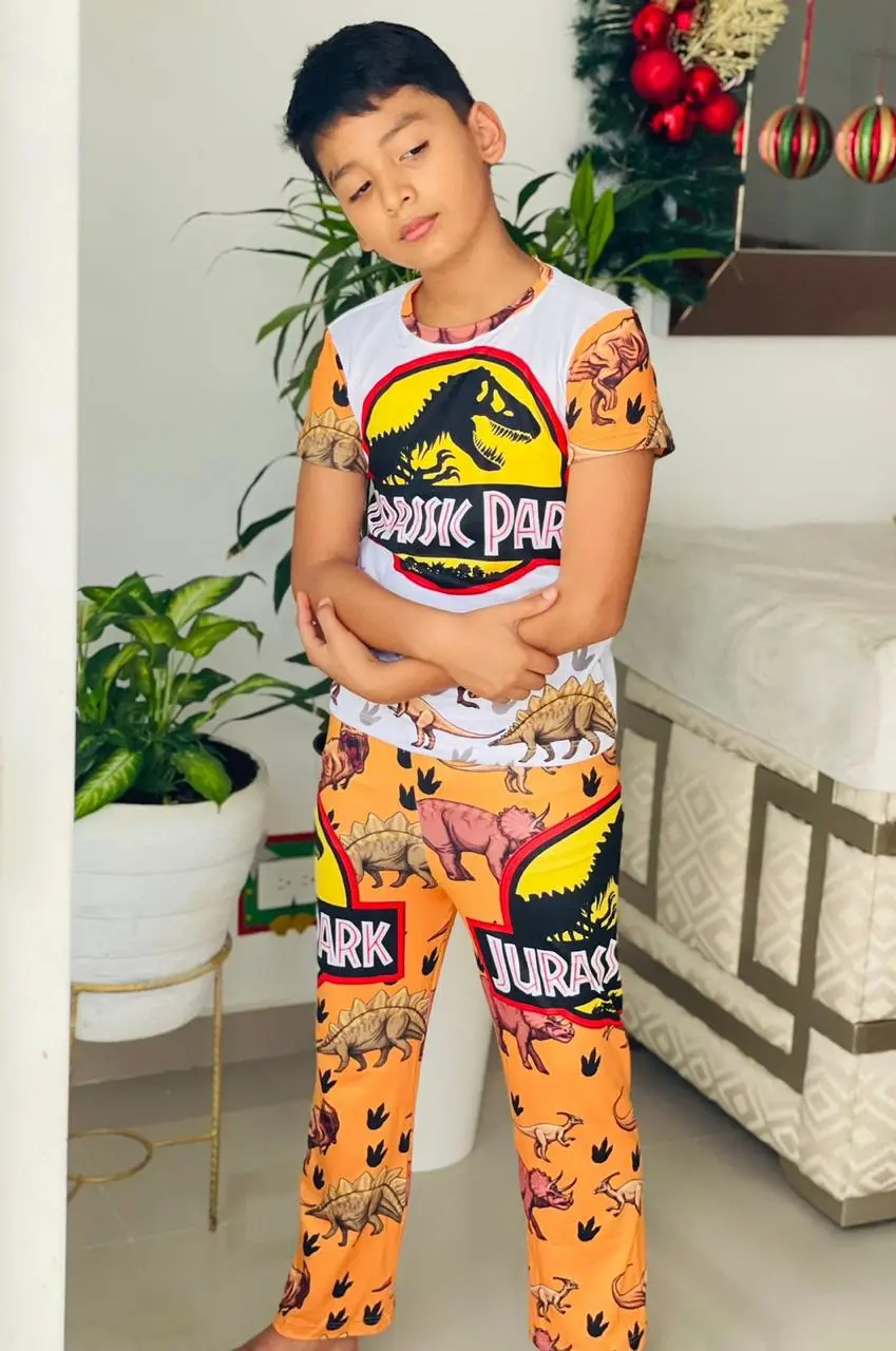Pijama infantil de descanso blanca y naranja con estampado de dinosaurios de Jurassic Park, diseño cómodo de manga corta y pantalón largo para niños