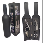 Set de accesorios para vino con sacacorchos, tapón, cortacápsulas, collar y vertedor en estuche rígido negro mate con forma de botella.