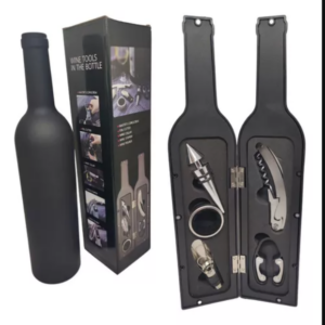 Set de accesorios para vino con sacacorchos, tapón, cortacápsulas, collar y vertedor en estuche rígido negro mate con forma de botella.