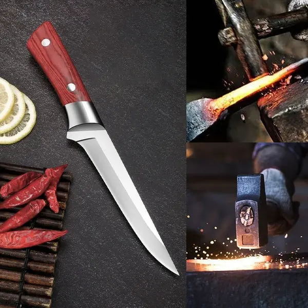 Cuchillo de acero inoxidable con mango de madera rojiza, junto a limones y chiles, con detalles de su proceso de forja artesanal.