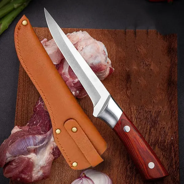 Cuchillo de acero inoxidable con mango de madera rojiza y funda de cuero color canela sobre tabla de madera con carne cruda.