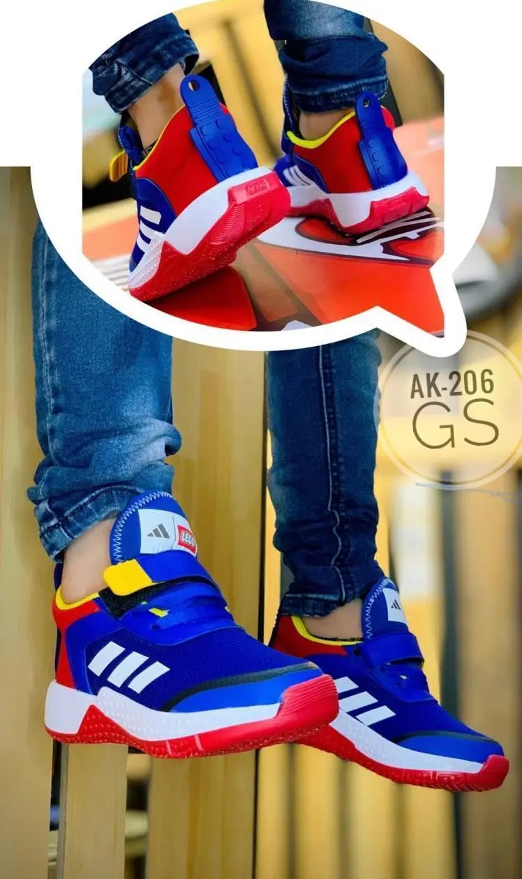 Zapatillas deportivas infantiles Lego azules, rojas y blancas en material sintético, mostradas desde varios ángulos con suela antideslizante y cierre ajustable.