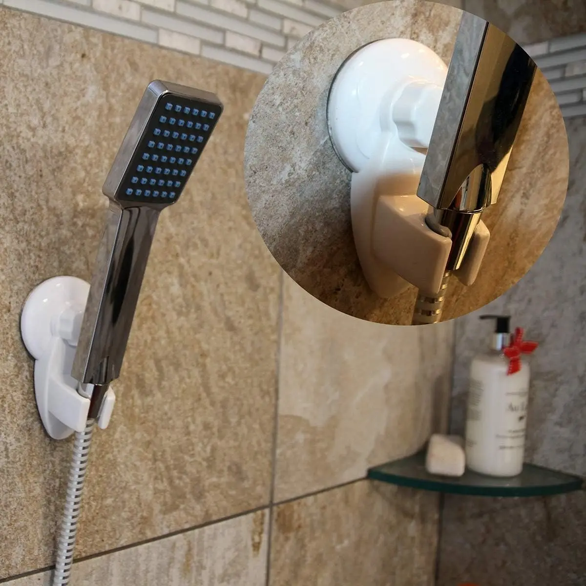 Soporte blanco de plástico con ventosa para cabezal de ducha adherido a pared de azulejos texturizados, con detalle de sujeción.