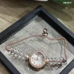 Reloj pulsera oro rosa tipo joya para mujer en caja negra con detalles de cristales en la esfera y la correa de eslabones ajustables