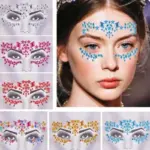 Gemas adhesivas para rostro y maquillaje de fiesta, disponibles en varios colores y formas como estrellas y rombos sobre modelos.