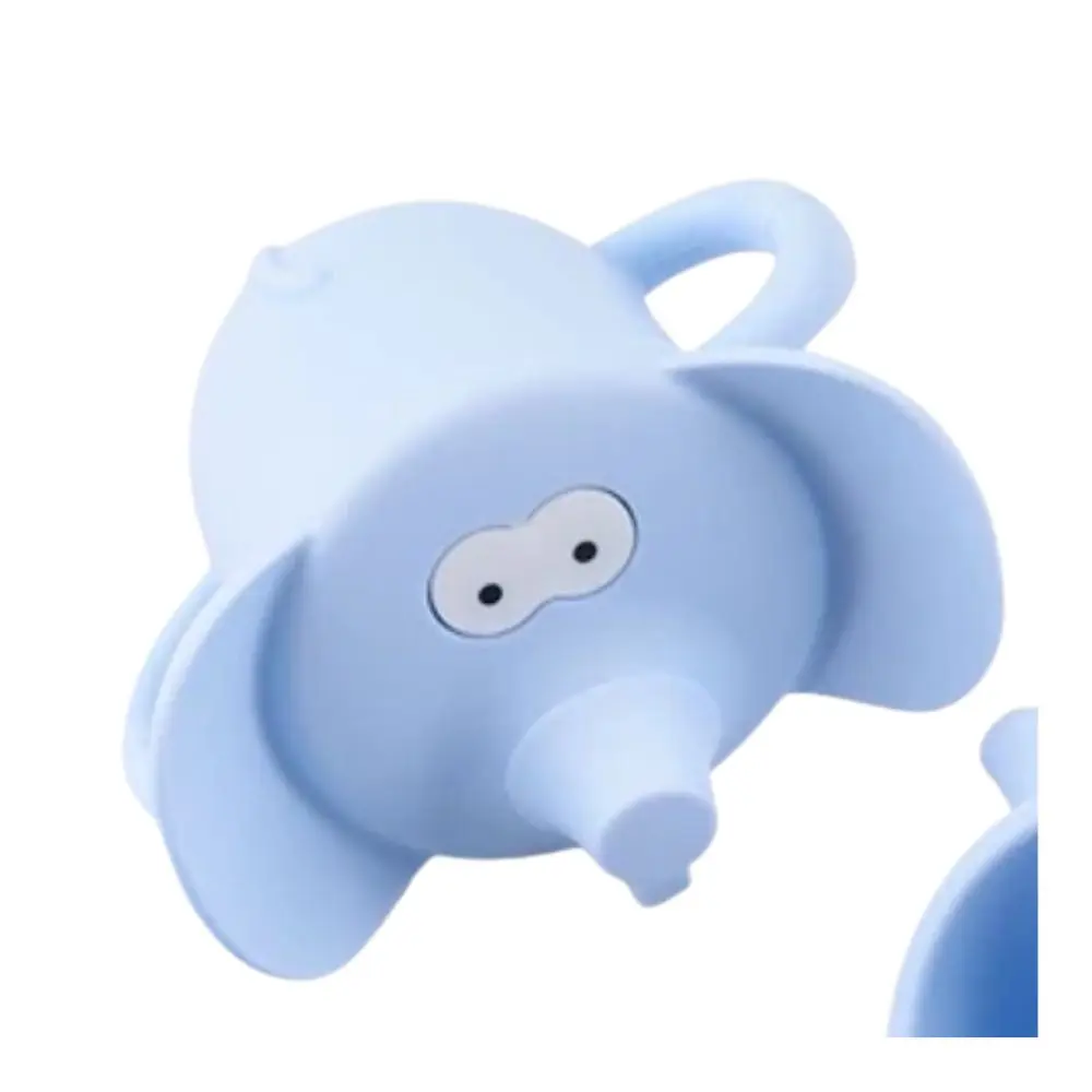 Vaso de aprendizaje de silicona azul claro con diseño de elefante, boquilla tipo trompa, orejas grandes, ojos blancos y asa.
