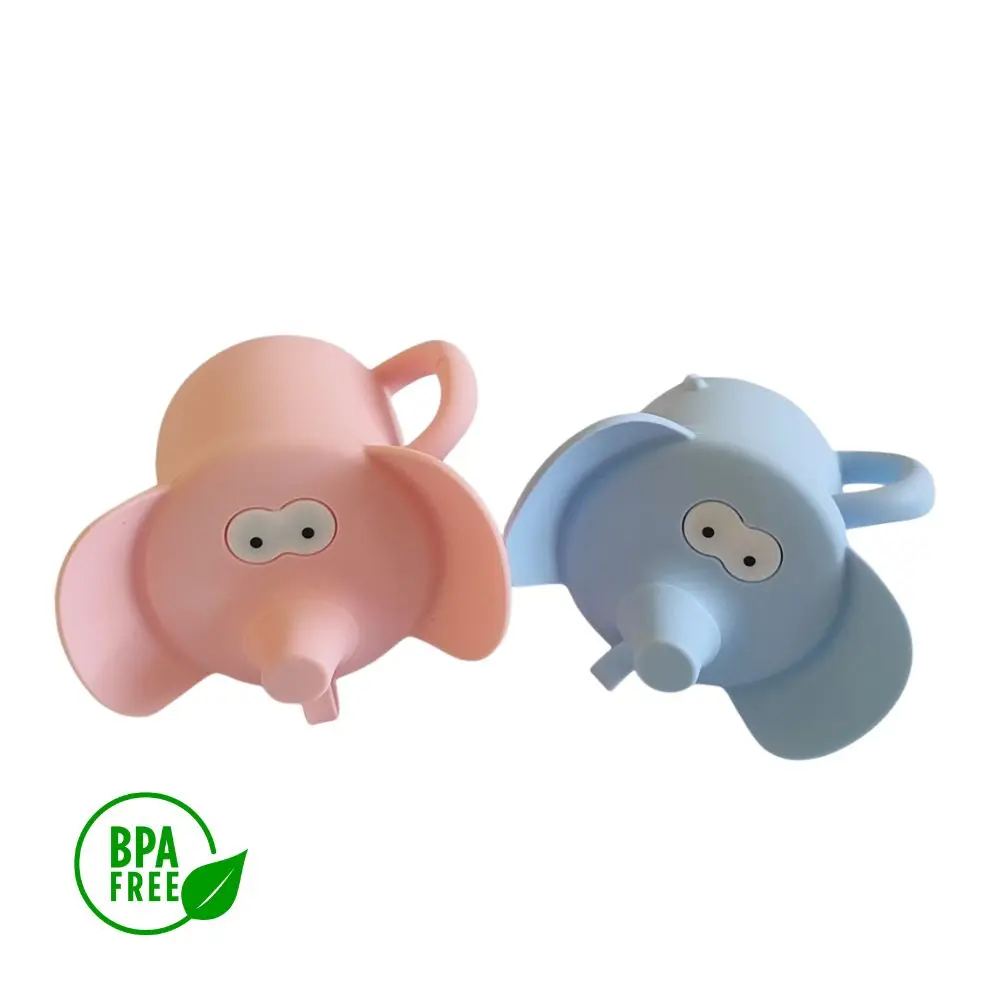 Dos vasos de aprendizaje de silicona diseño elefante con asas, uno rosa claro y otro azul pastel, con ojos impresos y trompa saliente.