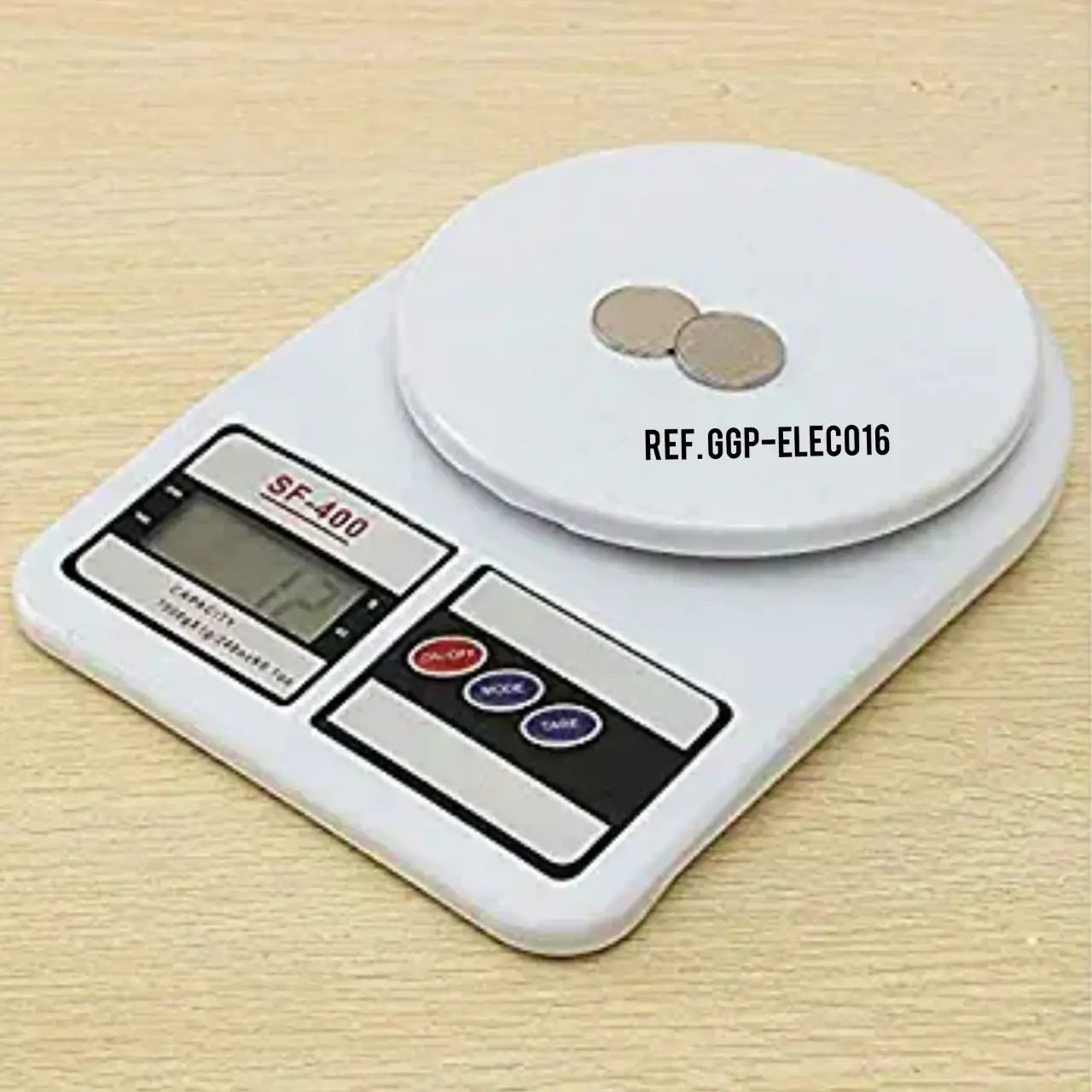 Balanza de cocina digital blanca SF400 de uso preciso sobre superficie de madera, mostrando dos monedas pequeñas en la plataforma redonda