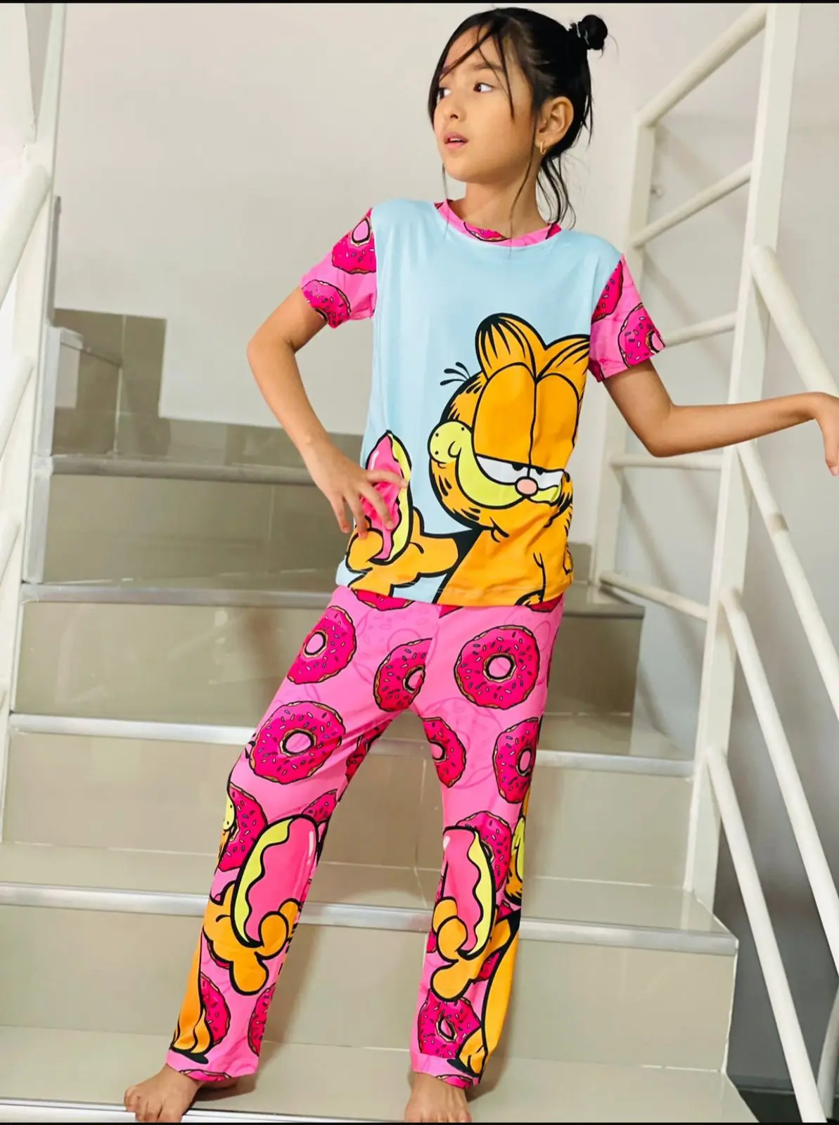 Pijama infantil celeste y fucsia de descanso con estampado de Garfield y donas, manga corta y pantalón largo para total libertad de movimiento.