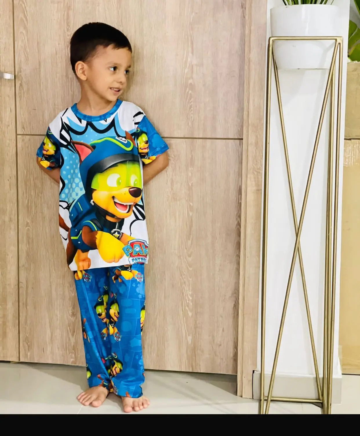 Pijama infantil azul de dos piezas con estampado de Paw Patrol, manga corta y pantalón largo para descanso.