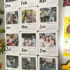 Calendario magnético para refrigerador con 12 láminas de meses, cada una con una fotografía familiar diferente en la parte superior y cuadrícula de fechas.