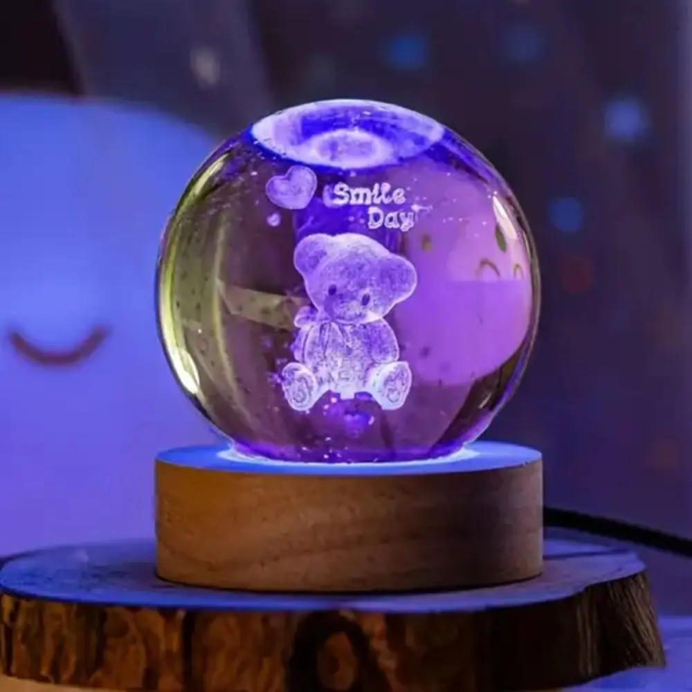 Esfera de cristal con oso grabado de 3D iluminada por base de madera redonda con luz LED púrpura para decoración.