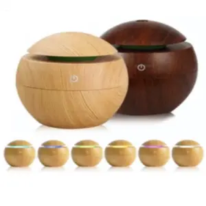 Humidificador difusor ultrasónico esférico con textura de madera clara y oscura, mostrando seis variantes de luz LED de colores.