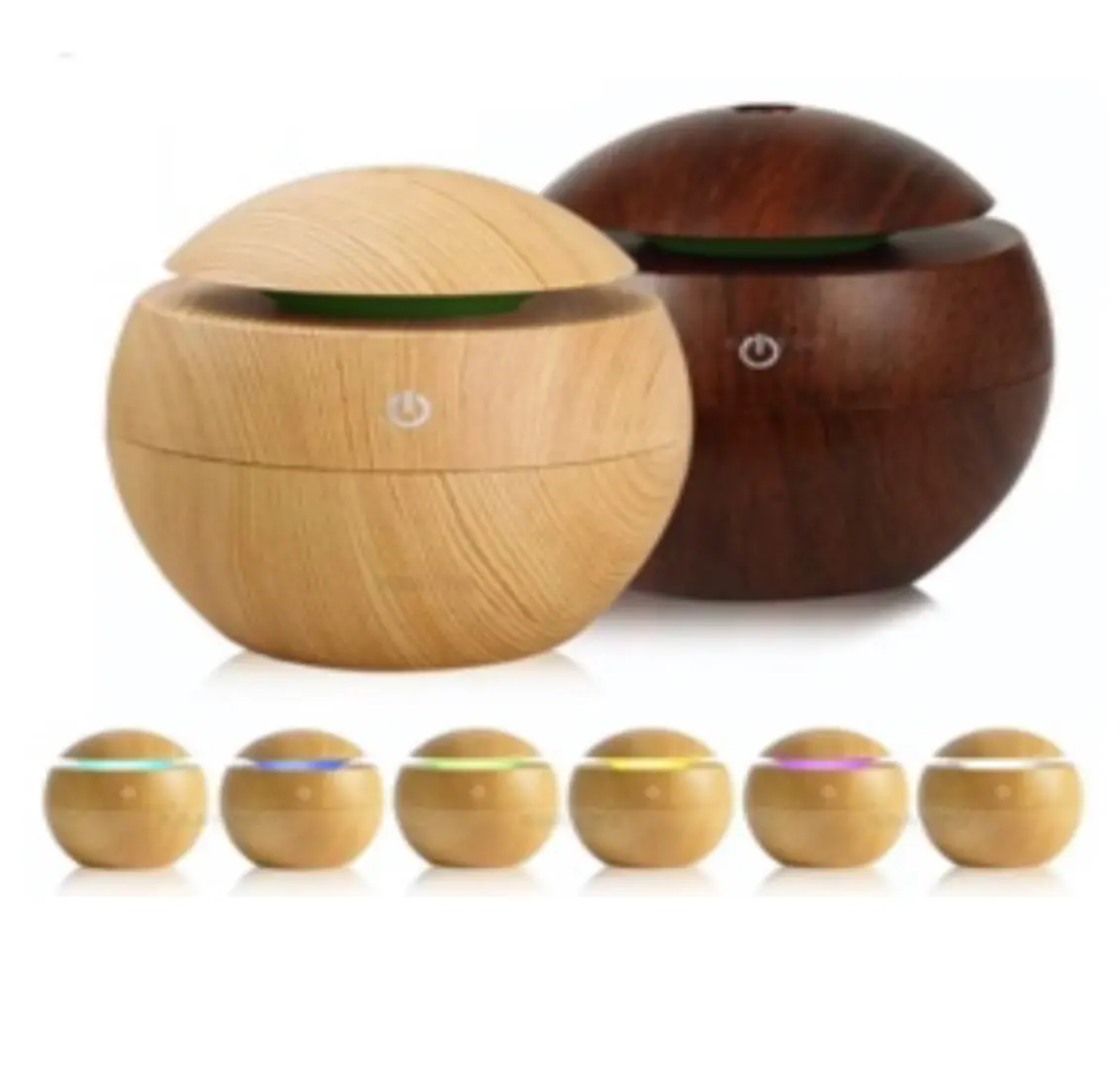 Humidificador difusor ultrasónico esférico con textura de madera clara y oscura, mostrando seis variantes de luz LED de colores.