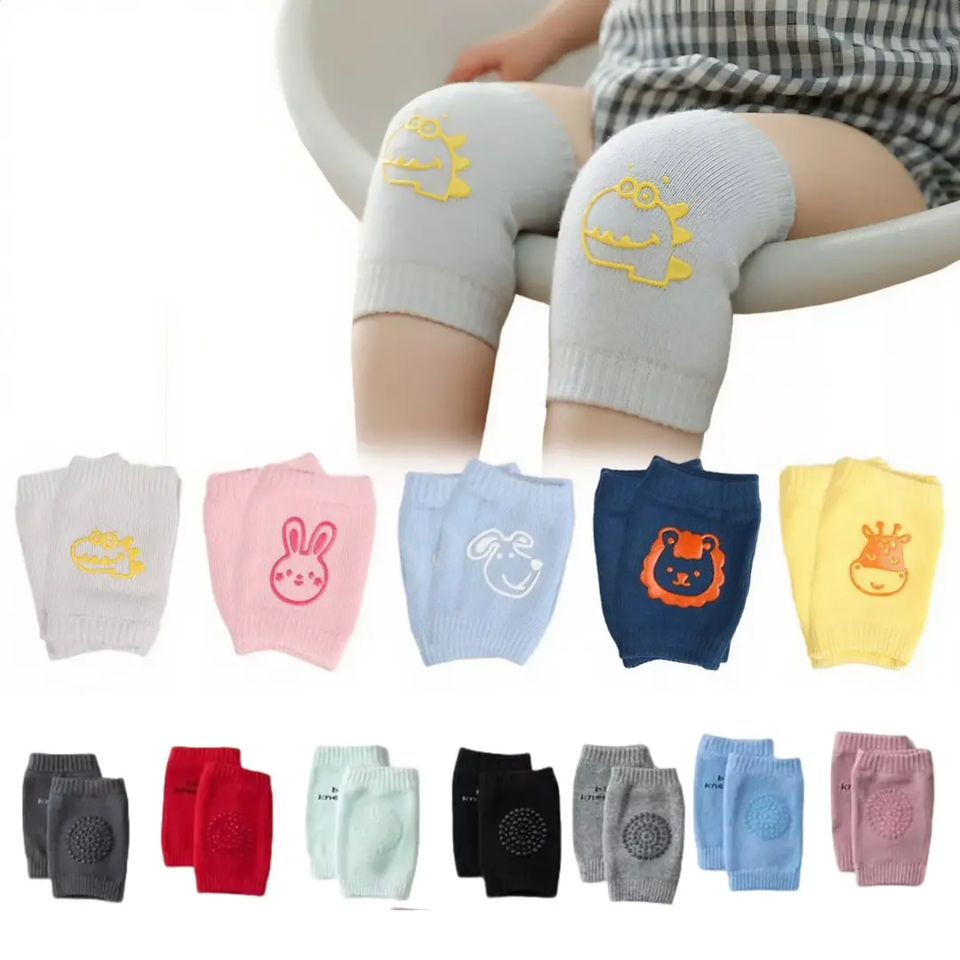Rodilleras de gateo antideslizantes grises con diseño de dinosaurio amarillo para bebé, junto a muestras coloridas de animales y modelos lisos.