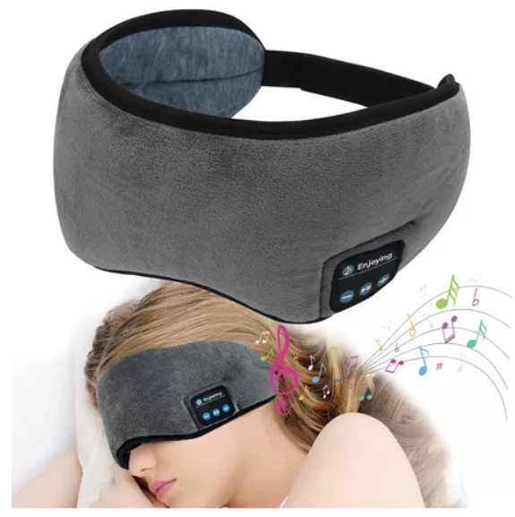 Diadema de tela gris suave con auriculares inalámbricos integrados y panel de control, usada por una mujer para dormir mientras escucha música.