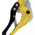 Cortador de tubo PVC con cuerpo amarillo texturizado, palanca negra y cuchilla metálica, visto de perfil para cortes precisos.