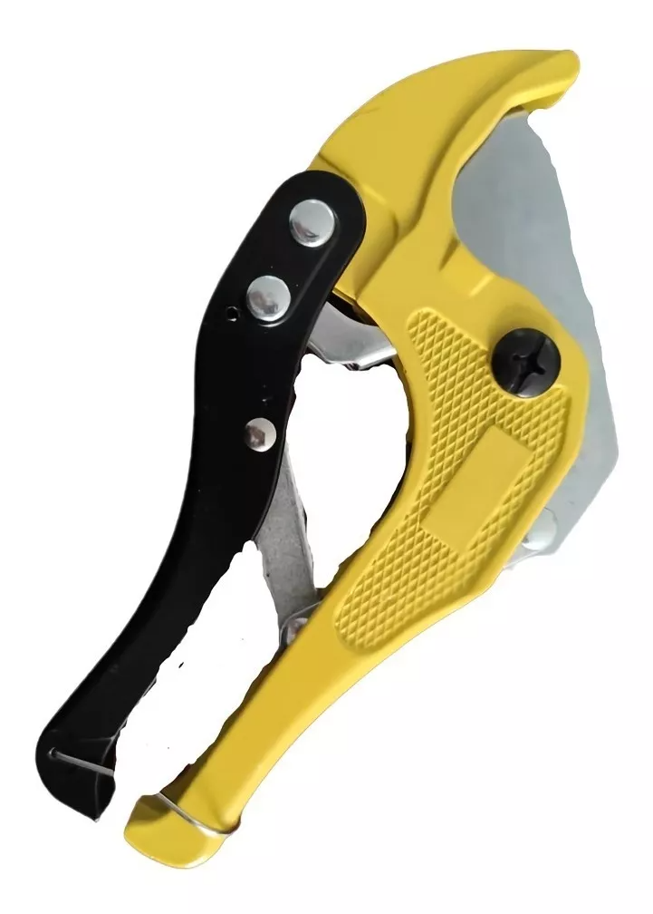 Cortador de tubo PVC con cuerpo amarillo texturizado, palanca negra y cuchilla metálica, visto de perfil para cortes precisos.