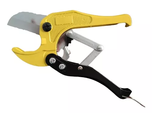 Cortador de tubo PVC con cuchilla metálica, mango ergonómico amarillo texturizado, mecanismo de palanca plateado y mango inferior negro.