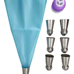 Manga pastelera de silicona azul claro con boquilla de metal instalada, acompañada de seis boquillas de repuesto y adaptador morado.