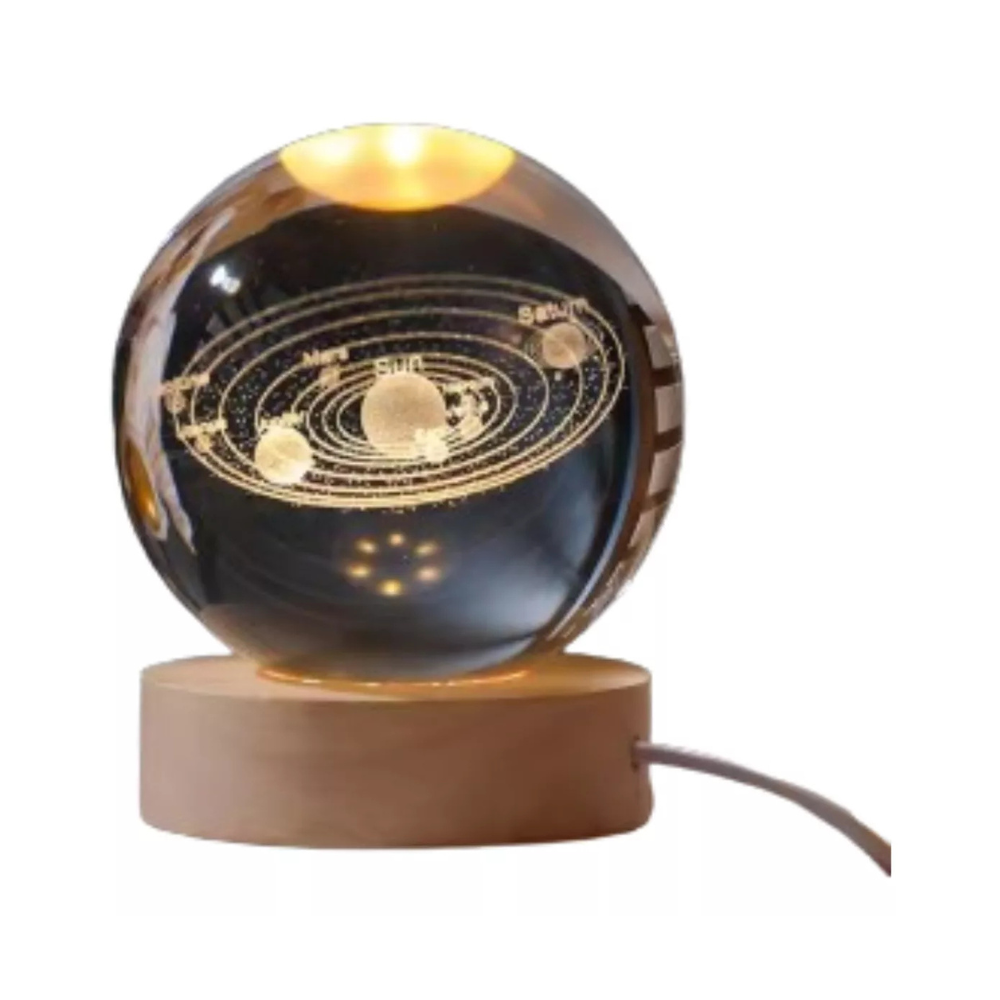 Lámpara decorativa en esfera de cristal con grabado 3D del sistema solar, sobre base circular de madera iluminada con cable.