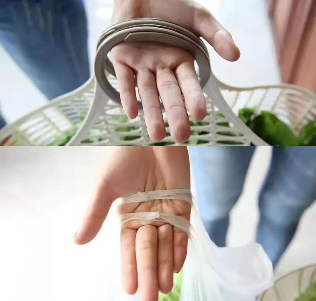 Persona sosteniendo la cesta de mercado beige con asa circular ergonómica, y otra bolsa plástica sobre la palma, mostrando el agarre sin fatiga.