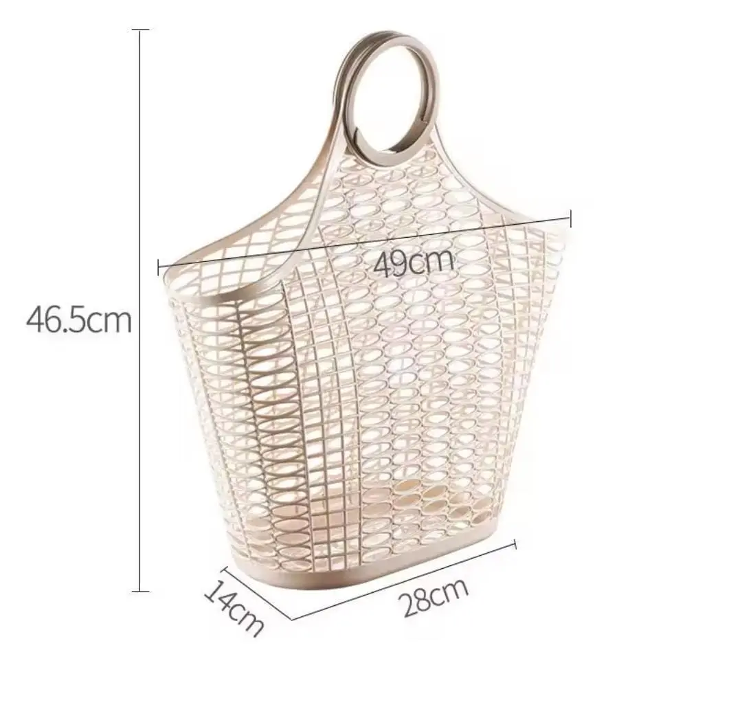 Cesta de mercado plástica beige, diseño tipo malla con asa circular superior, medidas de 49 cm de ancho, 14 cm de profundidad, 28 cm de base y 46.5 cm de alto.
