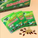 Tres sobres verdes de cebo en polvo Green Leaf para cucarachas junto a su caja y muestra del polvo con insectos sobre superficie clara.