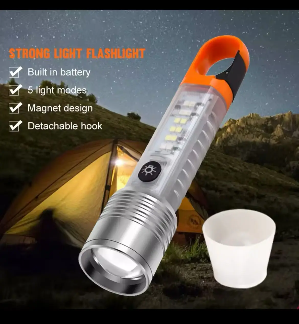 Linterna táctica LED con mango naranja, cuerpo transparente con LEDs y difusor blanco, en un entorno de camping nocturno con carpa.