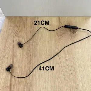 Auriculares inalámbricos deportivos negros Bluetooth con micrófono, con medidas de 21 cm y 41 cm en superficie de madera.