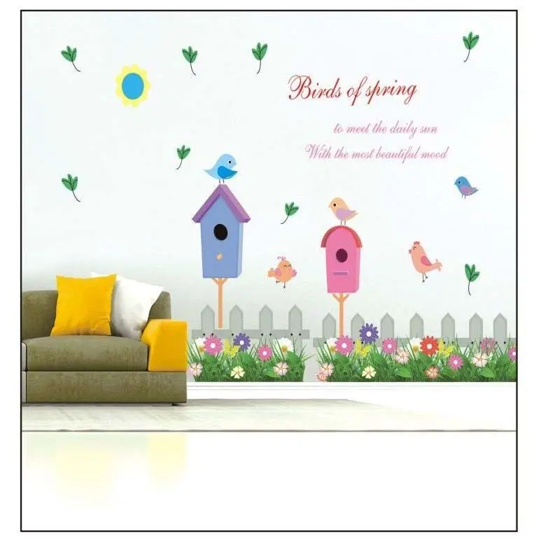 Set de 4 stickers decorativos para pared con diseño de casitas para aves, coloridas flores y cerca de madera gris, ideal para sala.