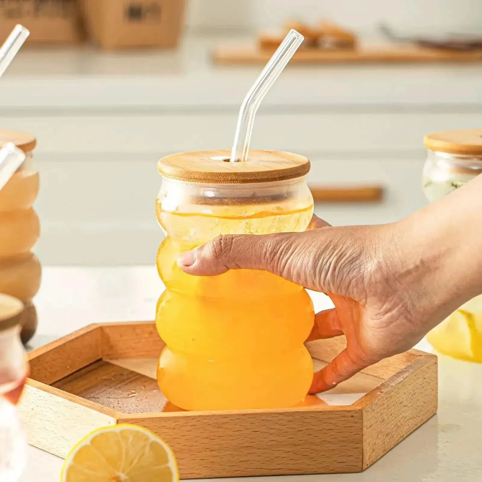Set x2 Vaso ondulado de vidrio con tapa de bambú y pitillo - Disfruta tus bebidas frías y calientes sin derrames - Imagen 2