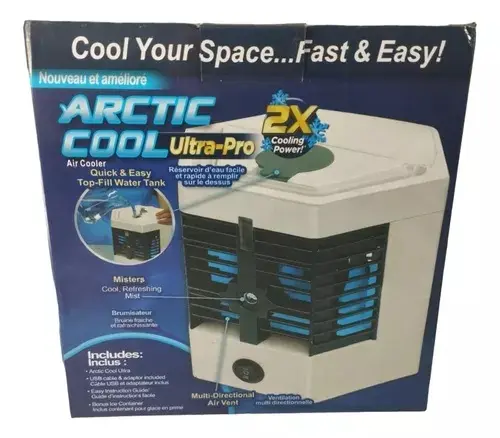 Caja del enfriador de aire portátil Arctic Cool Ultra-Pro, dispositivo blanco con rejillas negras y azules para enfriar espacios con agua.