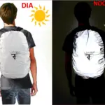Hombre de espaldas mostrando funda impermeable reflectiva para maletín en dos vistas, color blanco de día y luminosa de noche