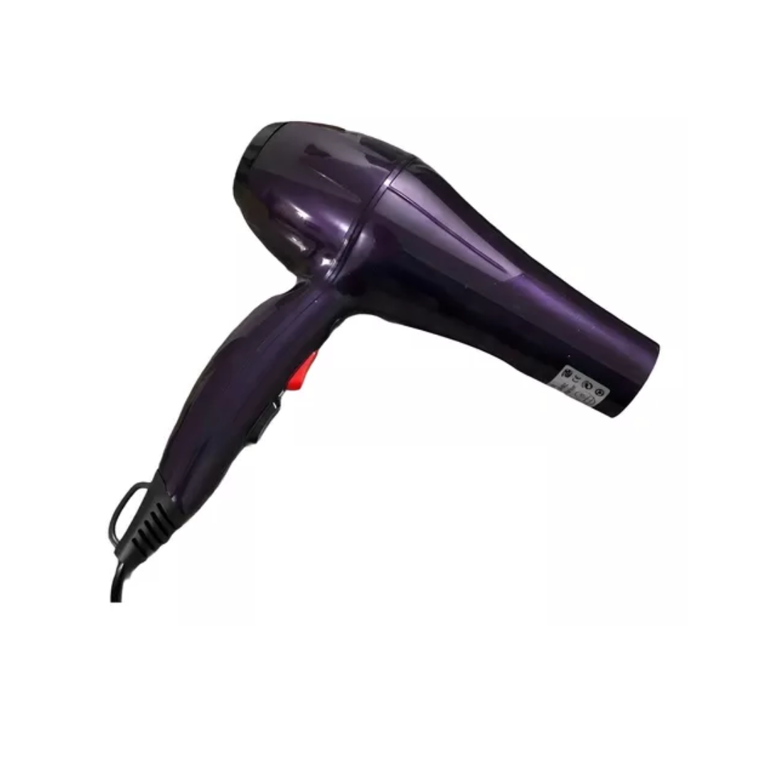 Secador de cabello color morado oscuro con acabado brillante y botón rojo, mostrado en ángulo lateral.