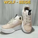 Zapatillas urbanas de mujer beige con plataforma blanca alta, diseño en cuero sintético, cordones anchos y tirador trasero negro con letras.