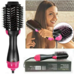 Cepillo secador ovalado negro con detalles fucsia, incluye caja de empaque y muestra su uso para alisar y dar volumen al cabello con acabado profesional.