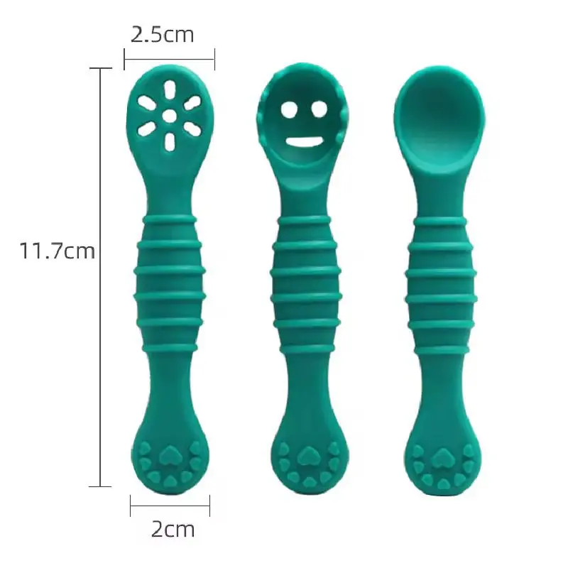 Set de 3 cucharas de aprendizaje de silicona verde azulado para bebé, de 11,7 cm de largo, con mangos texturizados antideslizantes de agarre ergonómico, bases anchas y tres diseños diferentes de cabezal: perforado en flor, texturizado con cara feliz y cuchara lisa tradicional, ideales para la alimentación complementaria y aliviar la dentición.
