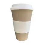 Mug de fibra de bambú color beige con tapa blanca y banda protectora acanalada blanca.